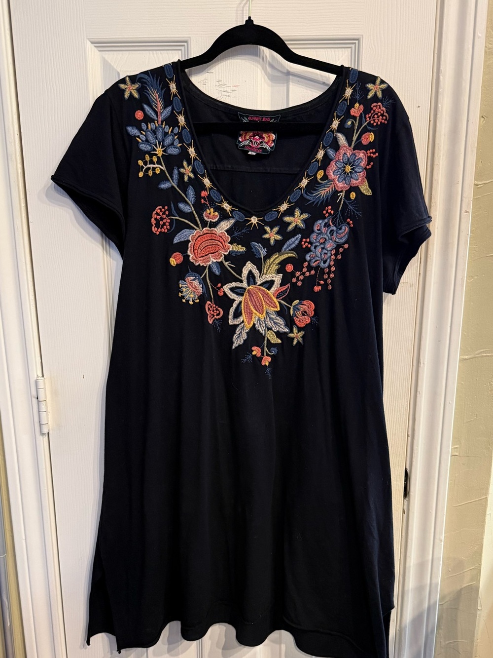 Size L J Was Black Short-Sleeve Embroidered V-Neck Tunic with Multicolor Floral
